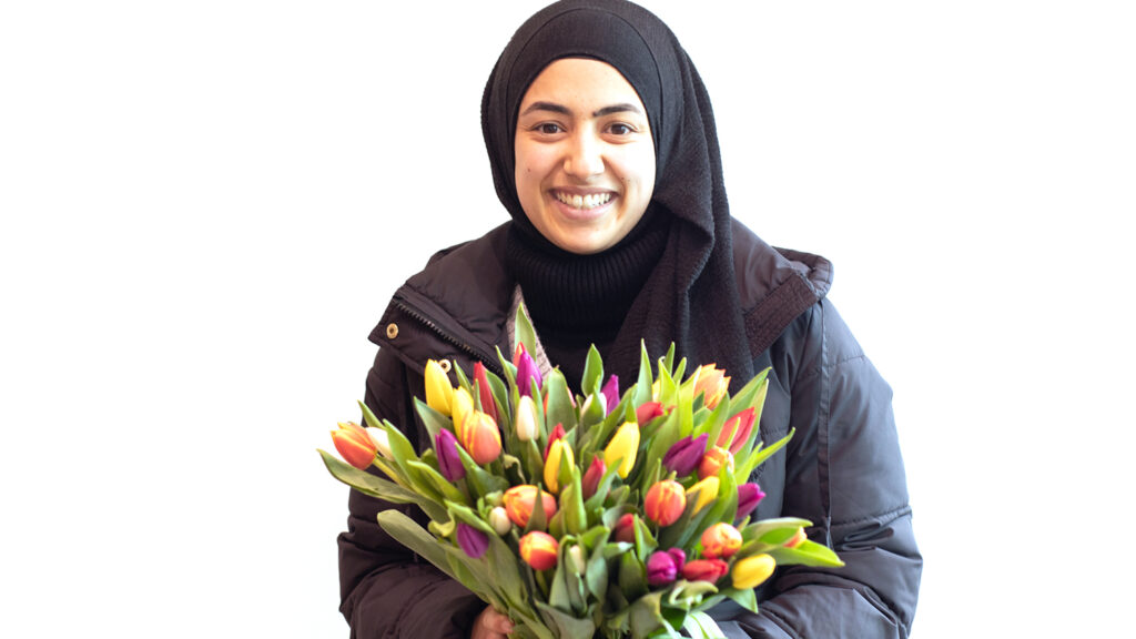 Fatmia Selnur Kir mit Tulpen in der Hand