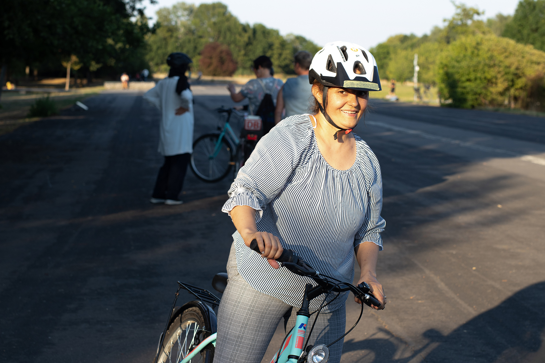 Eine junge Frau mit ihrem Fahrrad, sie lernt Fahhradfahren bei Bike Bridge Frankfurt