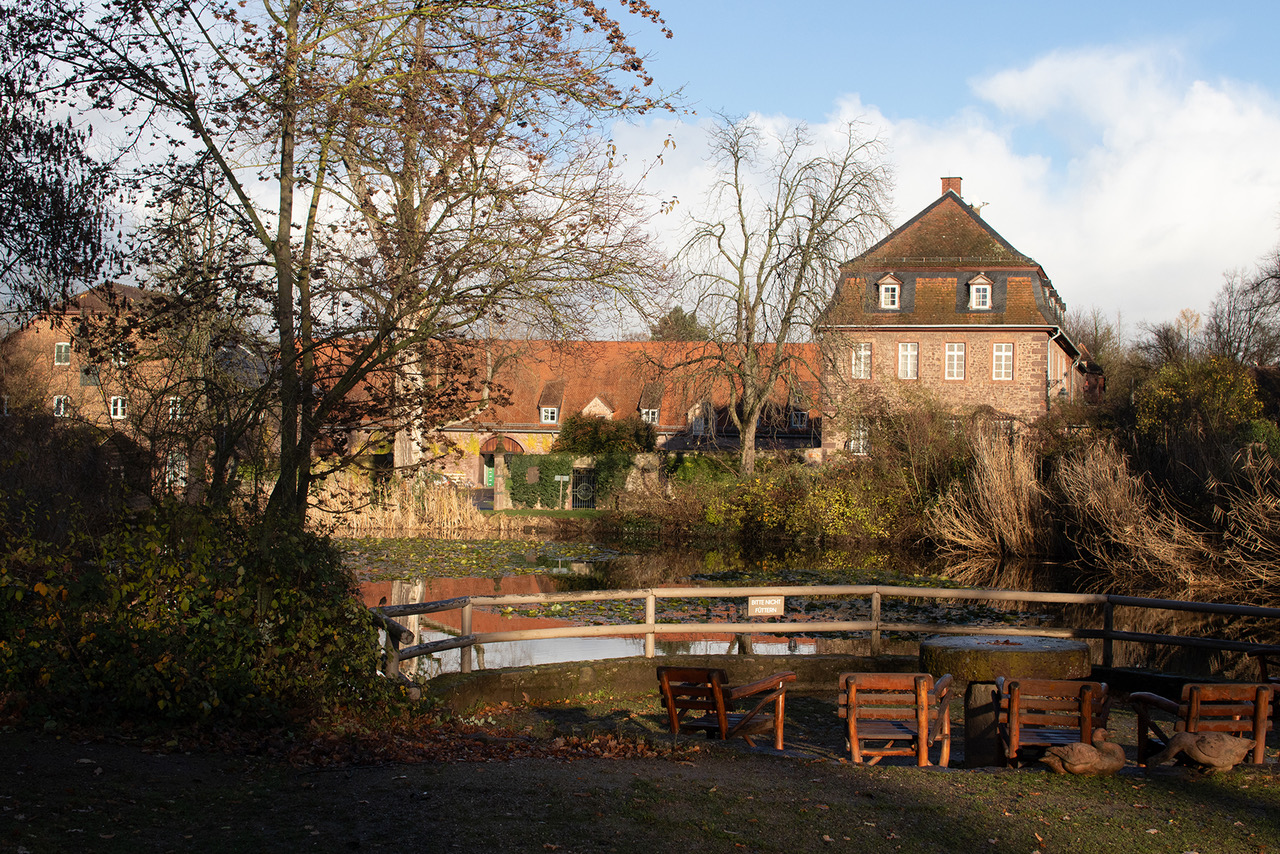 Das Gut Neuhof bei Dreieich Götzenhain mit kleinem Teich