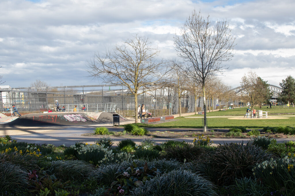 der Frankfurter Osthafenspielplatz im Frühling